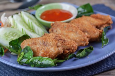 Kızarmış tavuk kanadı.