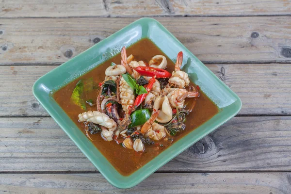 Cumi-cumi pedas dan kepiting goreng dengan ramuan — Stok Foto