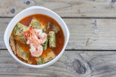 매운 새우와 야채 오믈렛 카레 수프와