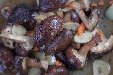 kızartılmış mantar karıştırın