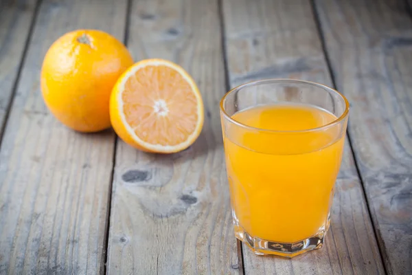 Apelsinjuice glas med skiva apelsin — Stockfoto