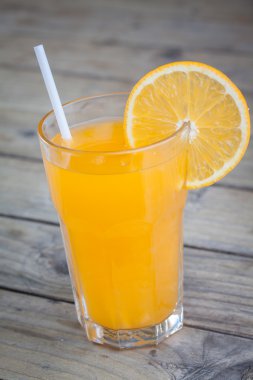 Ahşap üzerine closeup portakal suyu