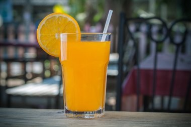 Ahşap üzerine closeup portakal suyu