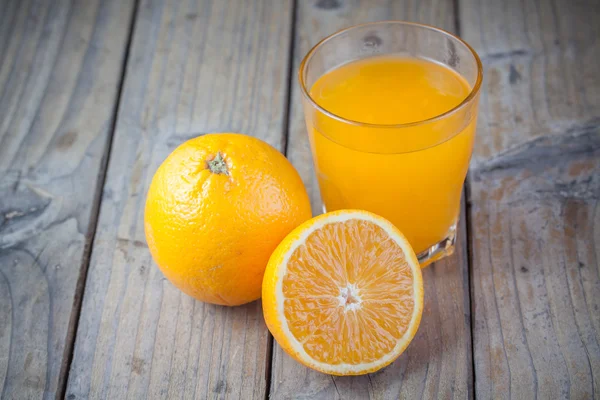 Closeup Orange juice på trä — Stockfoto