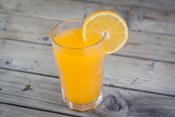 Апельсиновый сок на дереве — стоковое фото