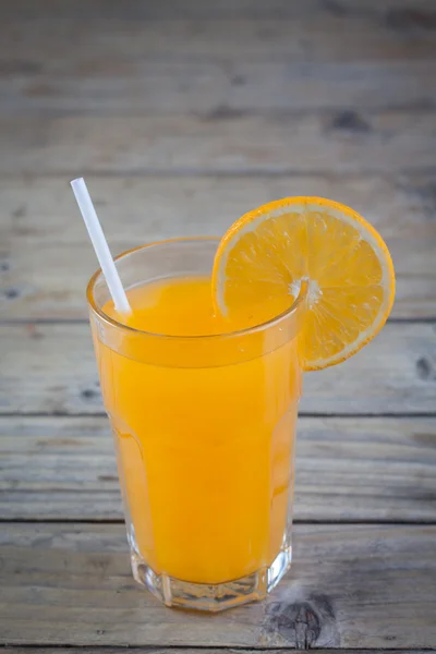 Апельсиновый сок на дереве — стоковое фото