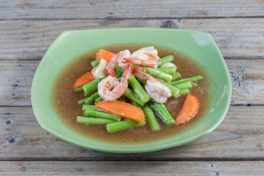 Kızarmış karidesli yemek nefis tadı olarak kuşkonmaz.