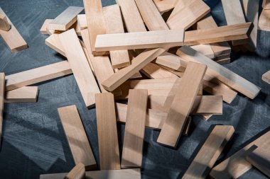 Jenga oyunu, oyun için tahta blokların üzerinde rastgele yatıyor. Oyun yoluyla iş mühendisliği, strateji ve konsantrasyon etkinliği, metin için boş alan.