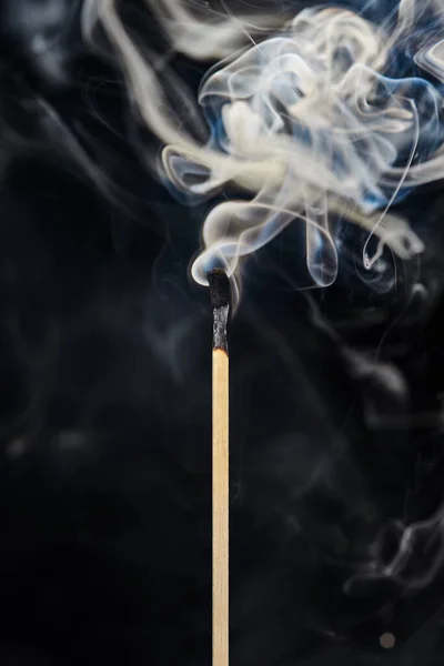 Одна Тушеная Спичка Дымом Поднимающимся Изолированным Черном Фоне Свободное Место — стоковое фото