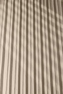 Kum yüzey dokusu, yumuşak çizgiler ve gölgeler, rahatlama ve ruhsal uyum için. Meditasyon bahçesi, rahatlama, dengenin sağlanması, ruhsal uyum ve rahatlama.