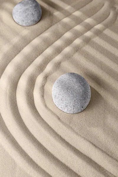 光滑的线条在沙滩上 圆形的石头在岩石花园里 以放松和精神上的和谐 恢复平衡 精神和谐 — 图库照片