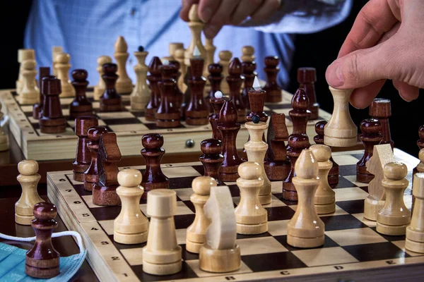 Piezas Ajedrez Madera Tablero Ajedrez Una Persona Jugando Ajedrez Con — Foto de Stock