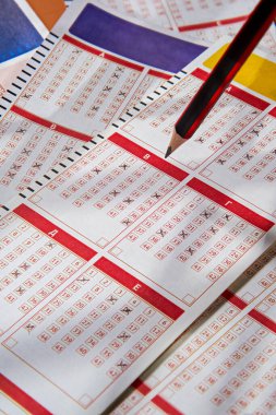 Piyango bileti ve kurşun kalem, yakın plan, piyango ya da bingo oynama şansı var..