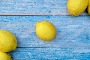 Kırsal mavi tahta arka planında taze limonlar