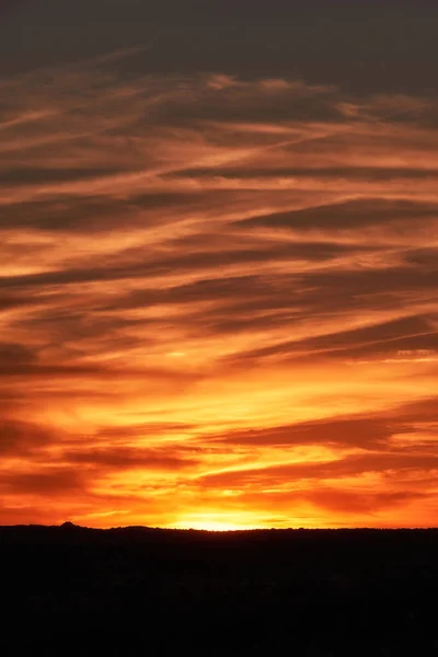 Donkere zonsondergang in Castilla, Castilla y Leon, Spanje, copyspace verticaal — Stockfoto