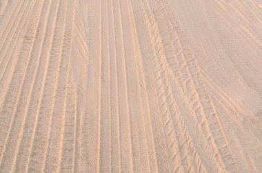 Araba parça kum üzerinde