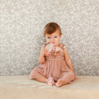 Elbise giymiş şirin bir kızın portresi..