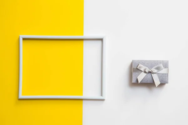 Geometrik kağıttaki yazı için boş fotoğraf çerçevesi beyaz ve sarı renkli arkaplan.