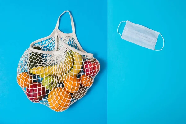 Renkli meyveli tekstil torbası. Sıfır atık.