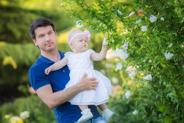 Mutlu baba ve çocuk parkta birlikte oynuyorlar. Aile tatili ve birliktelik. Mutlu aile kaygısız yaşam tarzı.