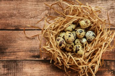 Ahşap arka planda küçük bıldırcın yumurtaları. Mutlu Paskalyalar.