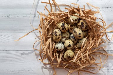 Ahşap arka planda küçük bıldırcın yumurtaları. Mutlu Paskalyalar.