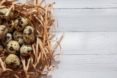 Ahşap arka planda küçük bıldırcın yumurtaları. Mutlu Paskalyalar.