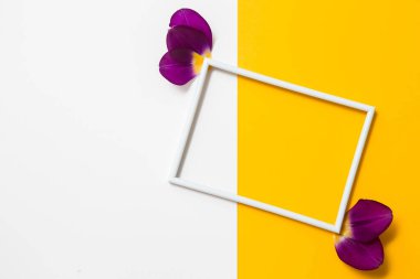 Geometrik kağıttaki yazı için boş fotoğraf çerçevesi beyaz ve sarı renkli arkaplan.