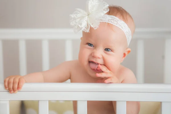 Gülümseyen güzel bir kızın portresi. Saçında fiyonk olan şirin bir kız..