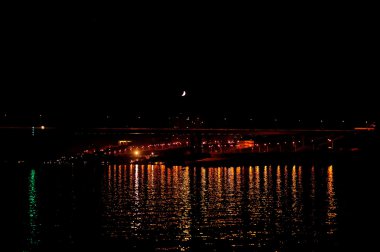 Köprü ayın altında. Gece şehir ışıkları. Gece cityscape.