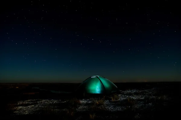 Tienda de campaña. Paisaje nocturno . — Foto de Stock