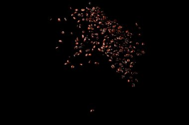 Kavrulmuş kahve çekirdekleri düşüyor..