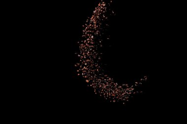 Kavrulmuş kahve çekirdekleri düşüyor..