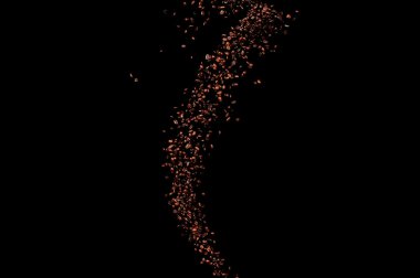 Siyah arka planda izole kahve çekirdekleri uçuşuyor. Kavrulmuş kahve taneleri patladı..