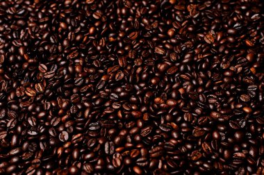  kavrulmuş kahve taneleri.