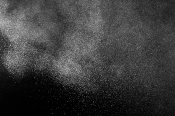 Siyah arka planda beyaz toz patlaması. Soyut beyaz toz dokusu.