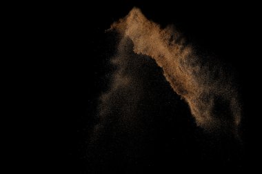 Kumsal patlaması siyah arka planda izole edildi. Soyut kum bulutu.