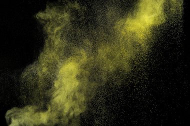Siyah zemin üzerine altın tozu patlama.