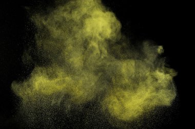 Siyah zemin üzerine altın tozu patlama.