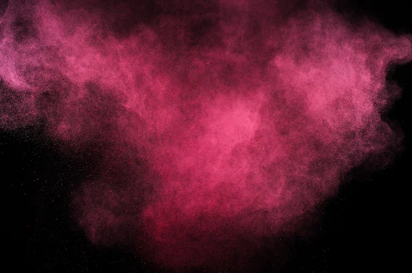 黒の背景にマゼンタの粉塵爆発. — ストック写真