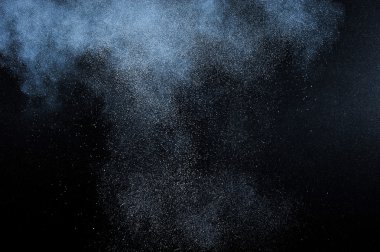 Soyut beyaz toz patlama.