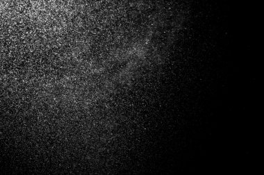 Siyah arkaplanda soyut su sıçramaları.