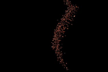 Kavrulmuş kahve çekirdekleri düşüyor..