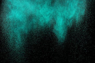 Akuamarin toz patlama siyah arka plan üzerine.