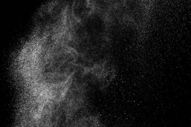 Siyah arka planda soyut su sıçramaları. Soyut su püskürtüsü. Soyut yağmur. Duş suyu damlaları. soyut doku.