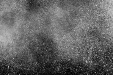 Siyah arka planda soyut su sıçramaları. Soyut su püskürtüsü. Soyut yağmur. Duş suyu damlaları. soyut doku.