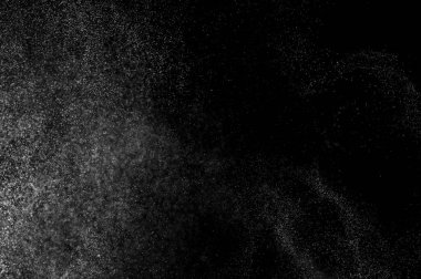 Siyah arka planda soyut su sıçramaları. Soyut su püskürtüsü. Soyut yağmur. Duş suyu damlaları. soyut doku.