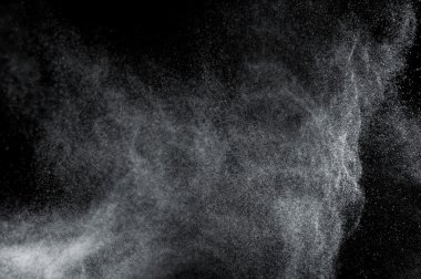 Siyah arkaplanda soyut su sıçramaları