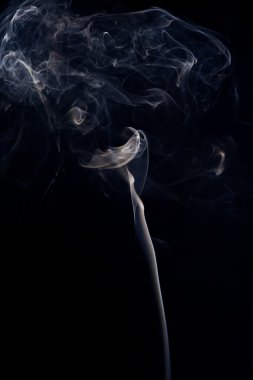 Siyah arkaplanda soyut duman hareketleri