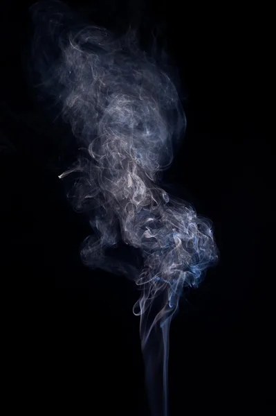 抽象的な煙が黒い背景で動き — ストック写真